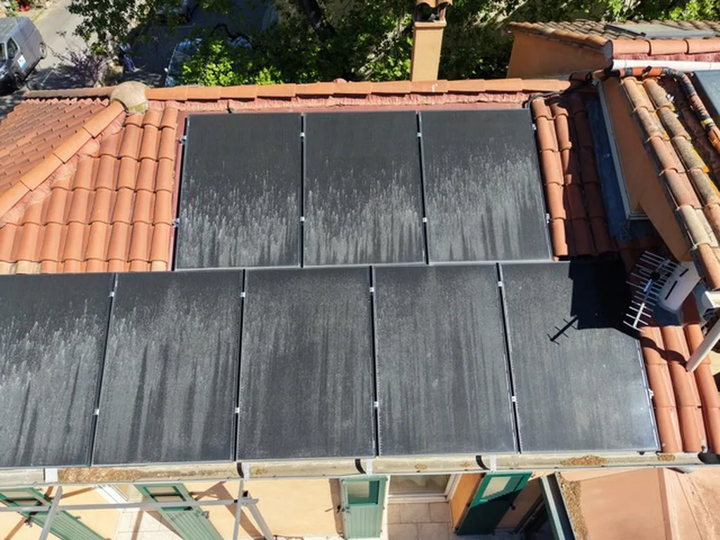 Nettoyage de panneaux solaires pour bâtiments professionnels à Toulon