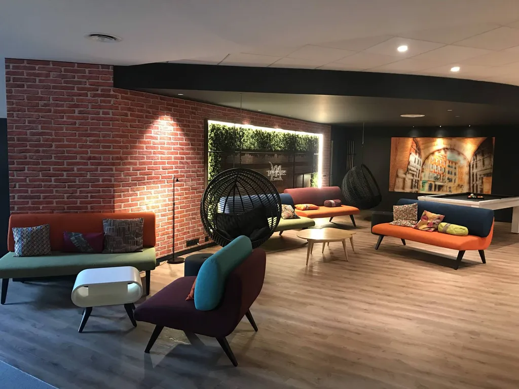 Idées de décoration design et tendance pour les hôtels sur Toulouse - toiles tendues acoustiques effet briquette ARTOLIS by Plafonds Tendus Occitans - Toulouse