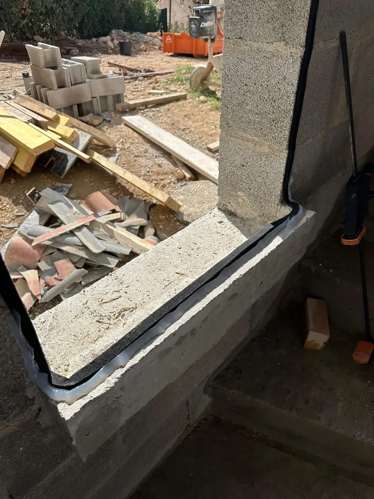 Construction d’une maison neuve sur Aix-en-Provence avec des menuiseries ALU Gris Anthracite 