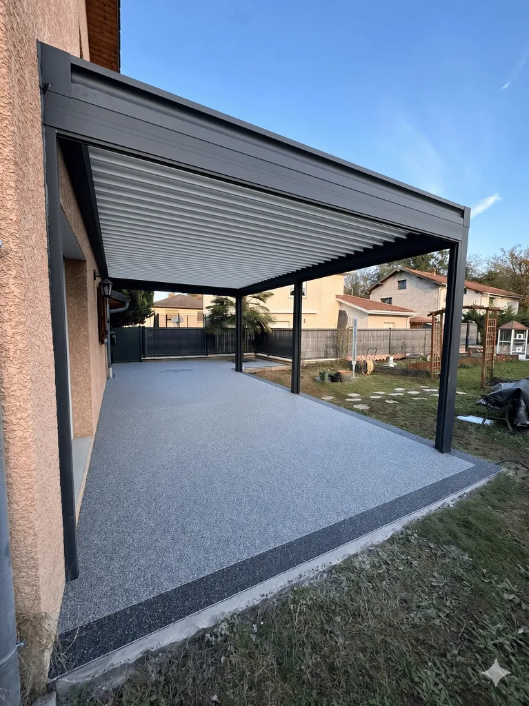 Réalisation d'une pergola bioclimatique Matest posée à Tignieu-Jameyzieu 8x4m avec des stores zippés et un éclairage led proche Pont-de-Chéruy