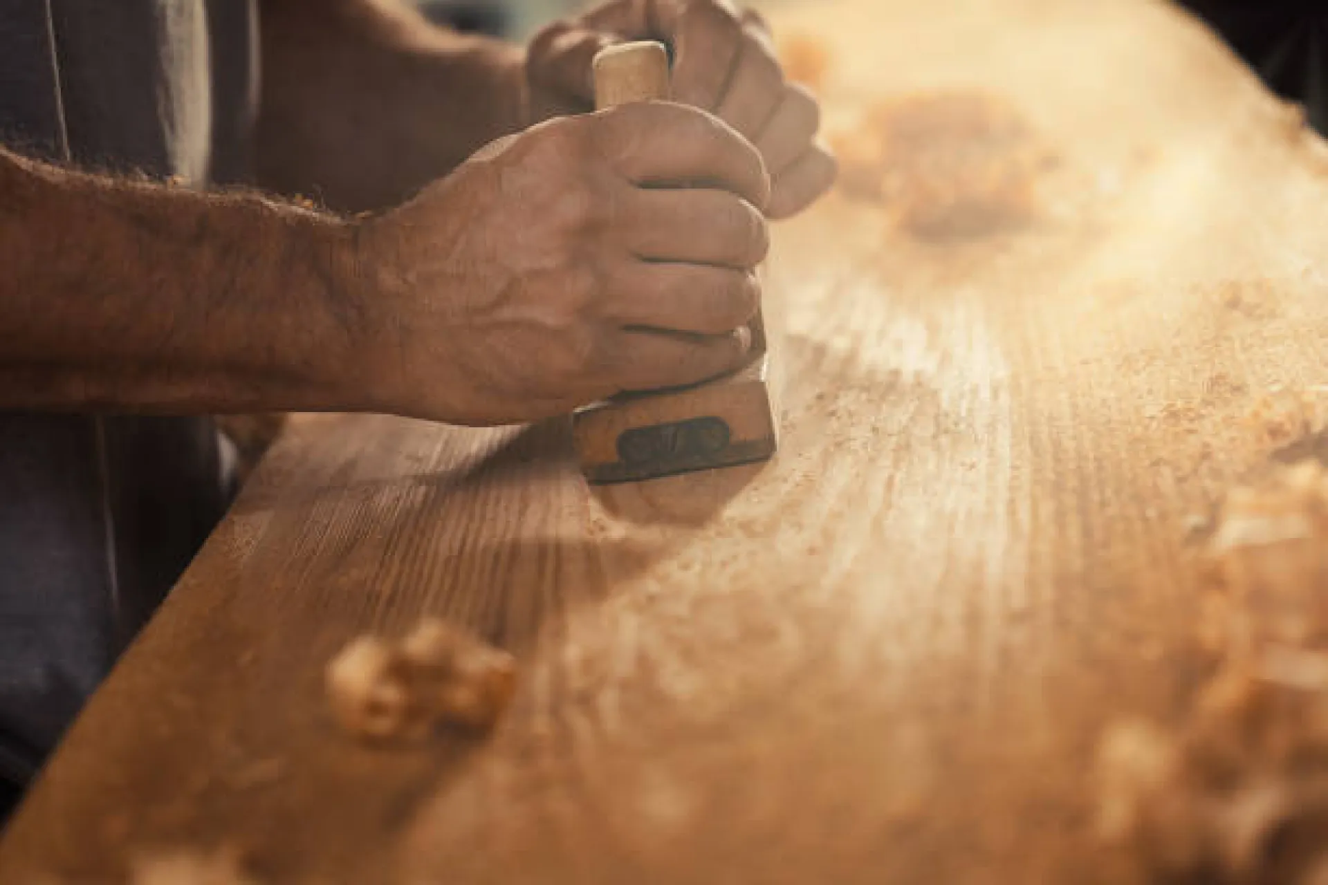 Artisan menuisier et CL&S : l’art de transformer la matière, reflet d’une gestion du temps alignée entre passion et performance.