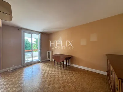 A vendre, situé dans un secteur très recherché à la fois proche du centre ville, de la gare et tennis à Louceviennes un grand appartement de 123,98 M2. Rénovation et isolation de la toiture  votées en mars 2025 et payées par les vendeurs.