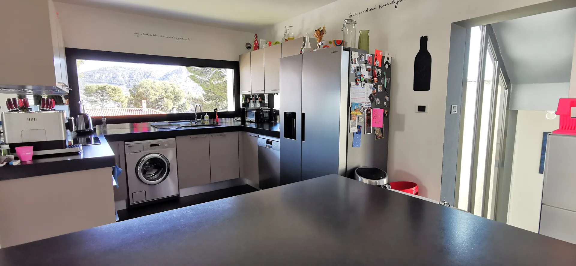 Vente villa T5 Cassis  avec piscine à débordement, parking privatif, vue mer et accès au village à pied