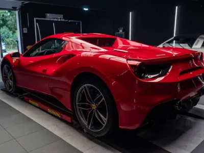 Esthétique préservée et surfaces protégées sur Ferrari 488 grâce à une pose intégrale PPF XPEL.