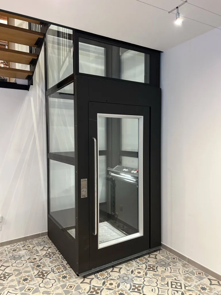 le design 100% vitré de cet ascenseur de maison NAMILIFT 100% électrique en intérieur l'insère harmonieusement dans une maison rénovée à la Ciotat