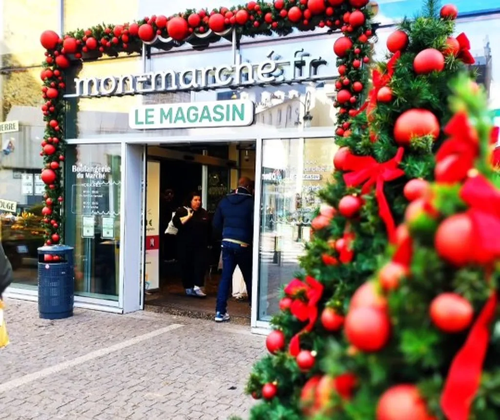 Décor de Noël Mon Marché Puteaux à Paris avec guirlande et sapins décorés
