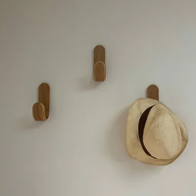 Mix de matériaux naturels et mobilier design dans le salon, ambiance harmonieuse, par l’Atelier D, architecte d'intérieur à Bordeaux