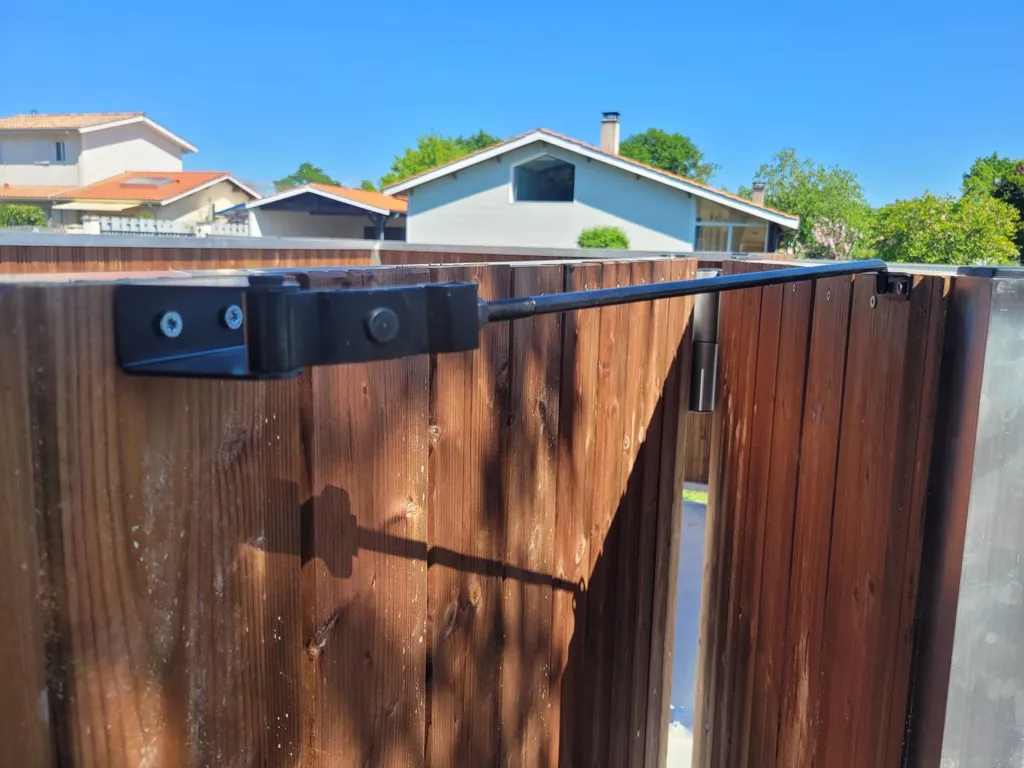 fermeture Locinox, assurant à la fois la fonction de paumelle et de ferme-porte