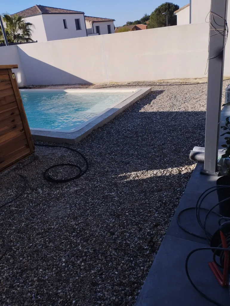 Pose d'une terrasse contour de piscine de 40 m² en itauba avec finitions soignées à Bessan proche de Mèze