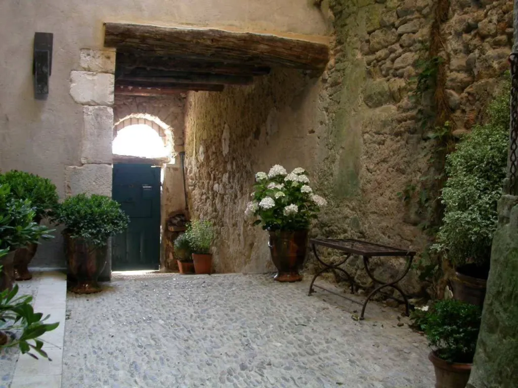 Le charme fou d'une maison de village restaurée par Sacha Houant dans le Luberon
