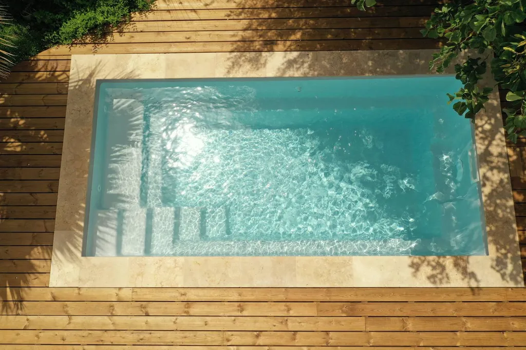 Vue aérienne de la piscine Starlite SK dans un jardin à Hyères – parfaite pour les petits espaces du Var Ouest