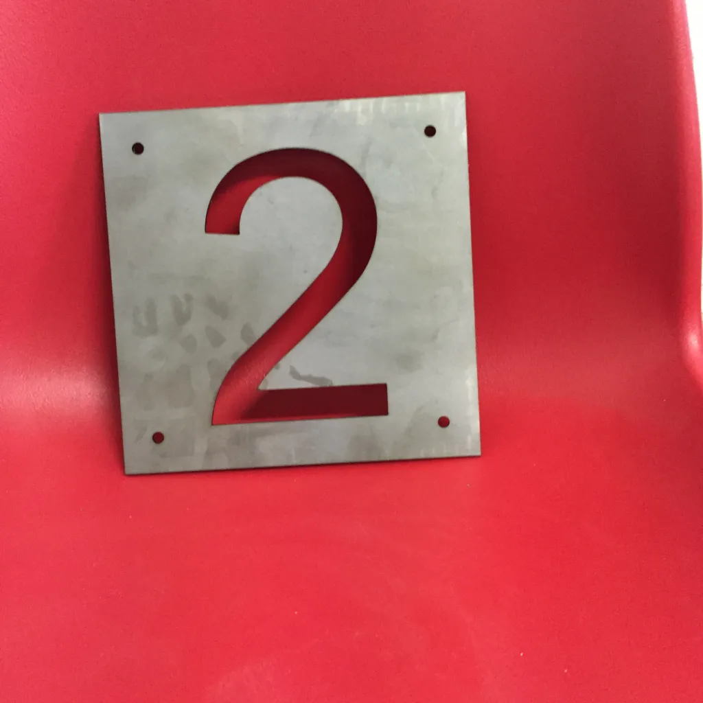 CHIFFRE OXYCOUPE SUR TOLE SUIVANT DIMENSIONS DEMANDEES