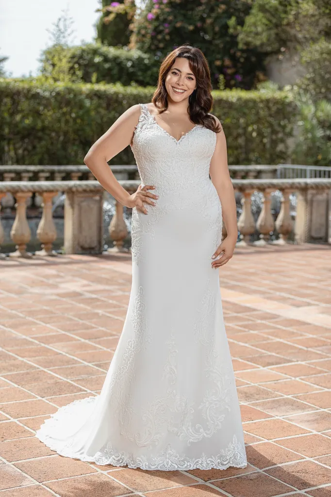 La robe de mariée sirène grande taille avec bretelles larges et décolleté V modèle Ariel : une élégance intemporelle pour les grandes tailles:chez solution cérémonie à Marseille 