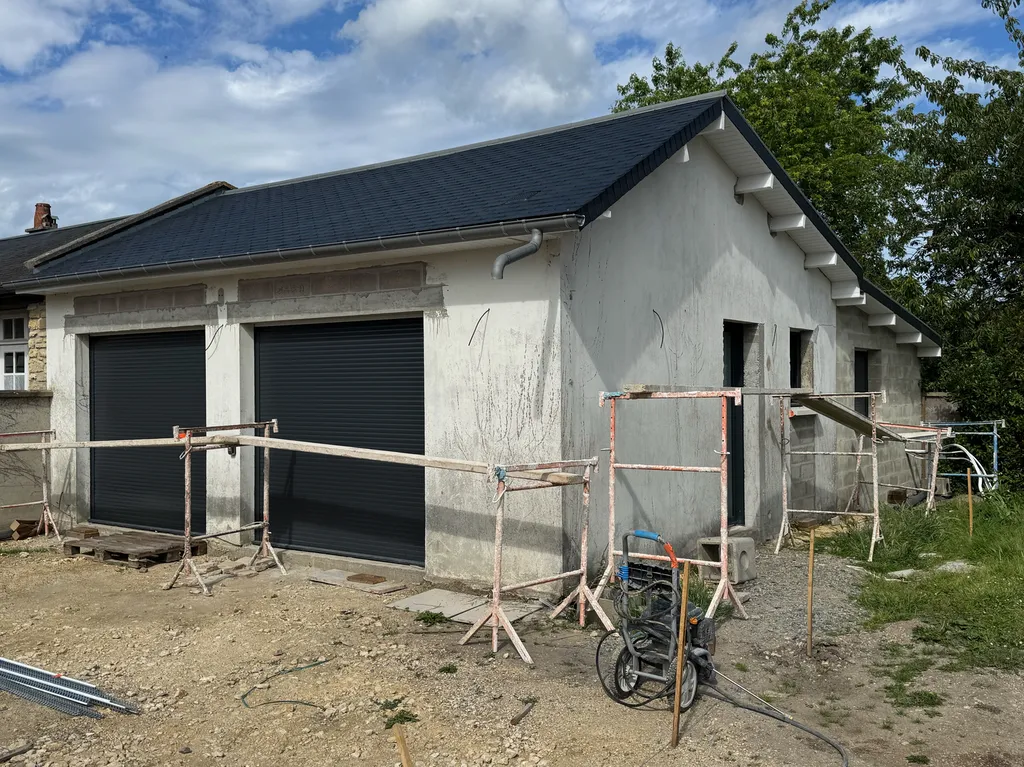 Réalisation d’une rénovation de façade avec un enduit PRB Ton Pierre OZÉ en fintion grattée à Cabourg