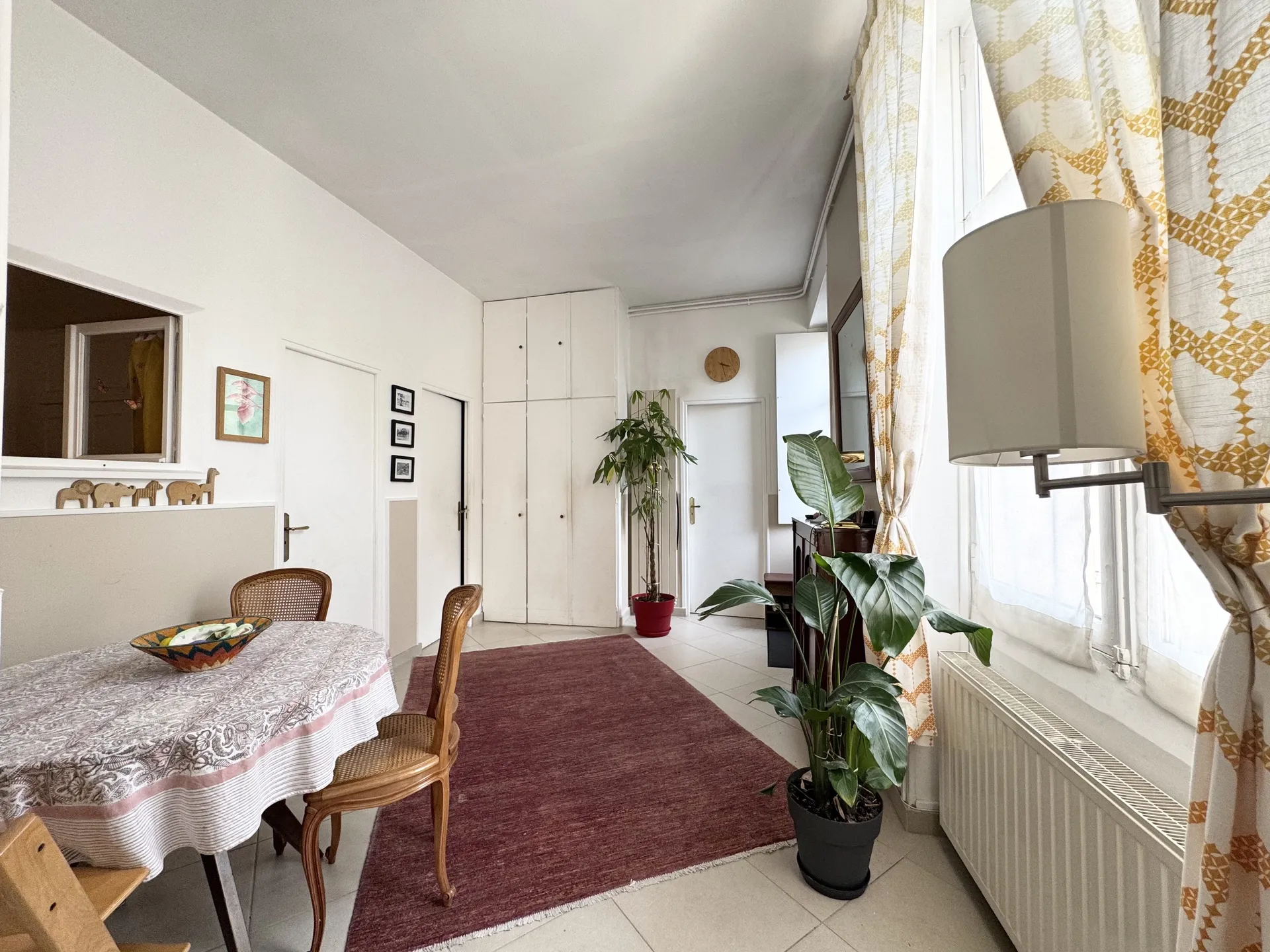 A vendre un appartement comme une maison, à quelques pas du RER A de Saint Germain en Laye, le calme absolu avec parking et jardin arboré de la copropriété.