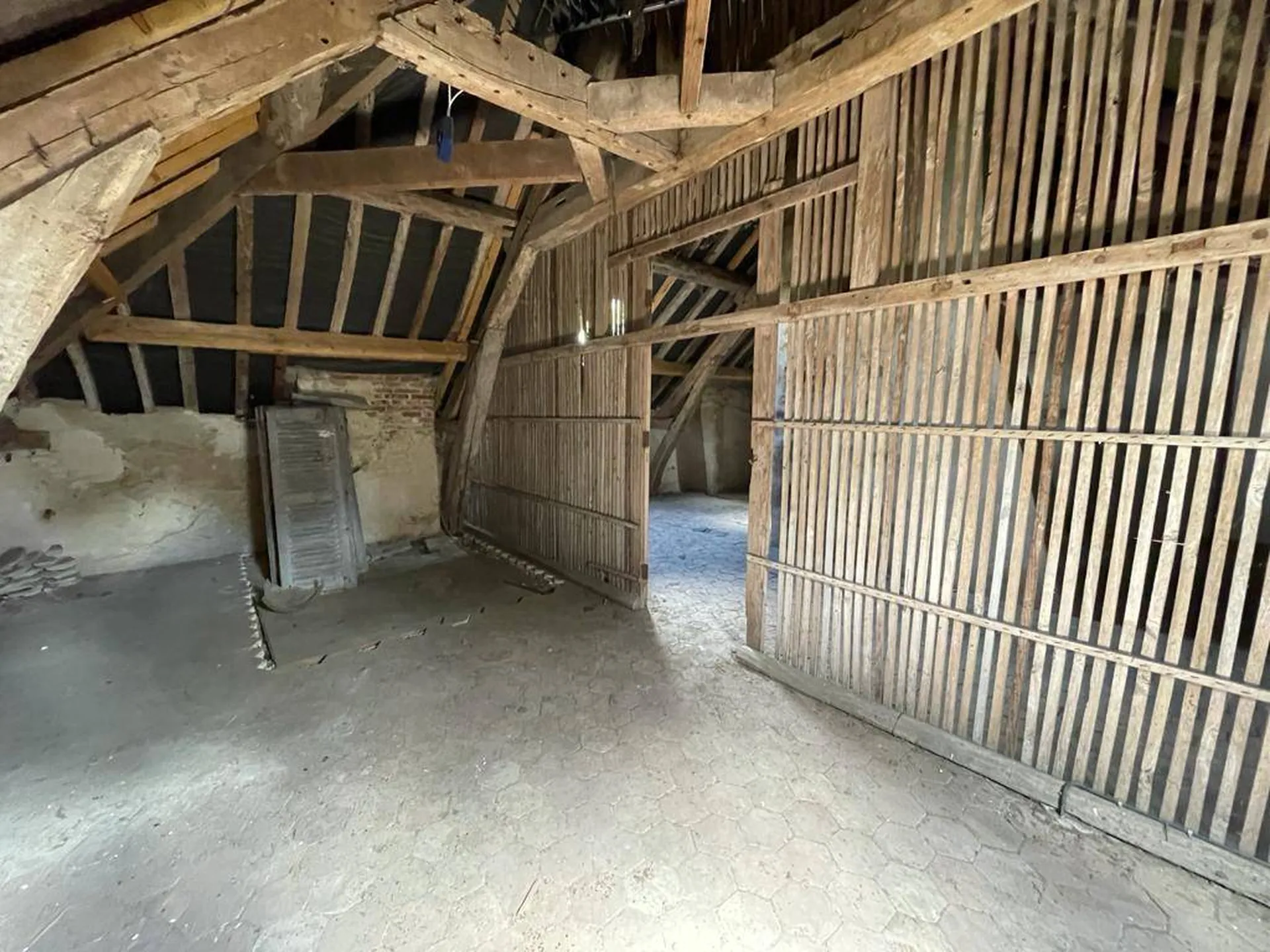 A vendre  manoir avec dépendances, terrain et parc avec forêt