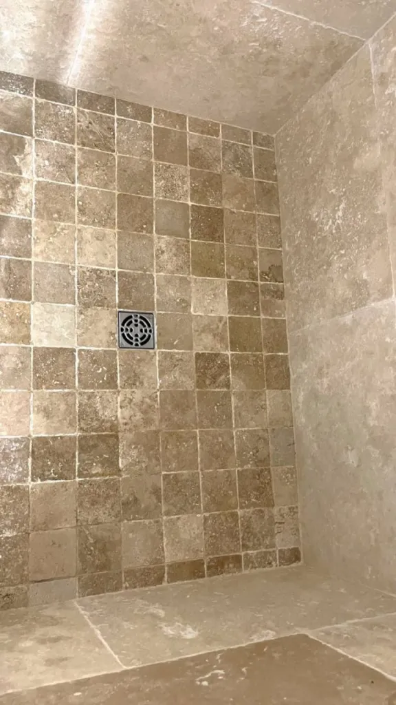 Travertin sol receveur et parement faïence murale de douche Bordeaux Nouvelle Aquitaine