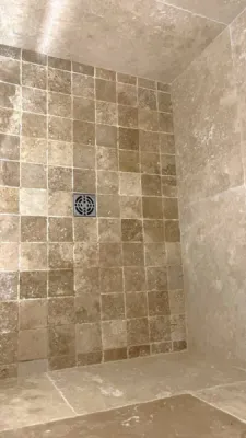 Travertin sol receveur et parement faïence murale de douche Bordeaux Nouvelle Aquitaine