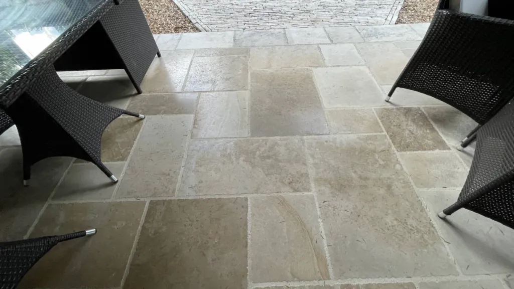 Pierre ancienne dallage au 36 rue de Bourgogne à Paris et dalle de Dordogne