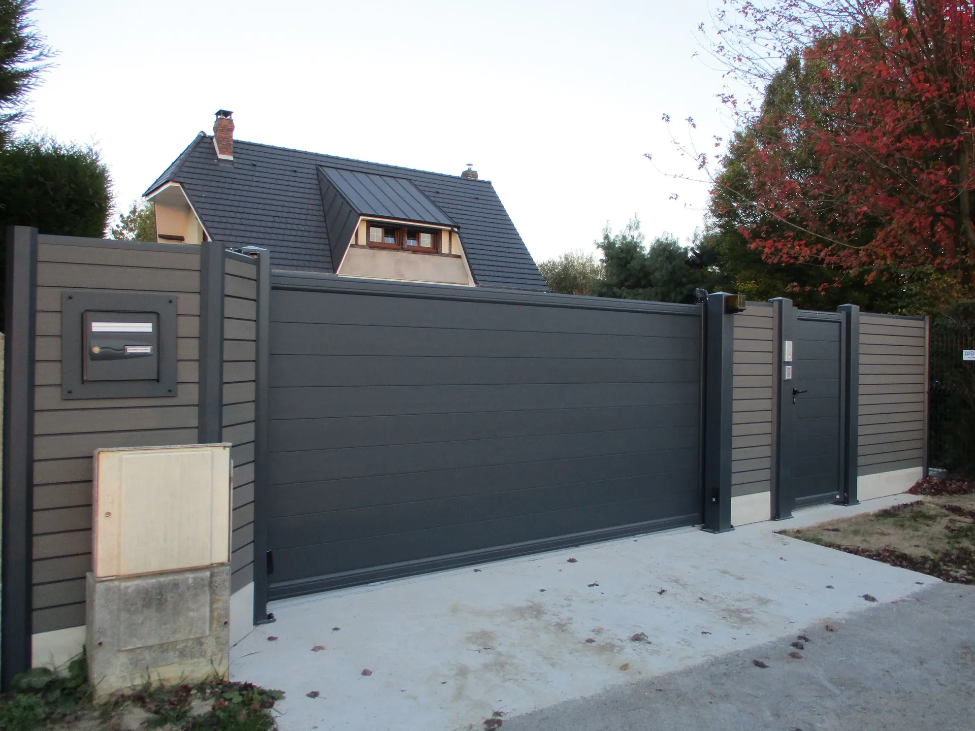 Installation de Portail automatisé coulissant en aluminium, Fermetures motorisées et Aménagements extérieurs à Yvetot en Seine-Maritime 76 et ses Alentours