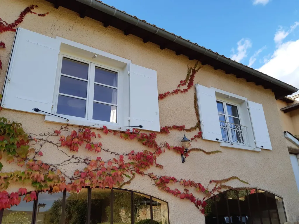 Pose de volets battants et roulants en bois et en alu à Villefranche sur Saône
