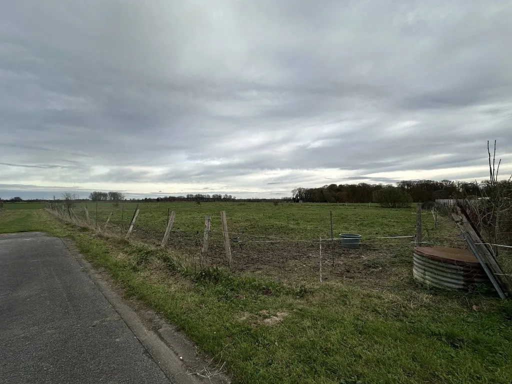 Terrain à bâtir non viabilisé de 900 m² sur la commune de PETIT-CAUX, en Normandie.