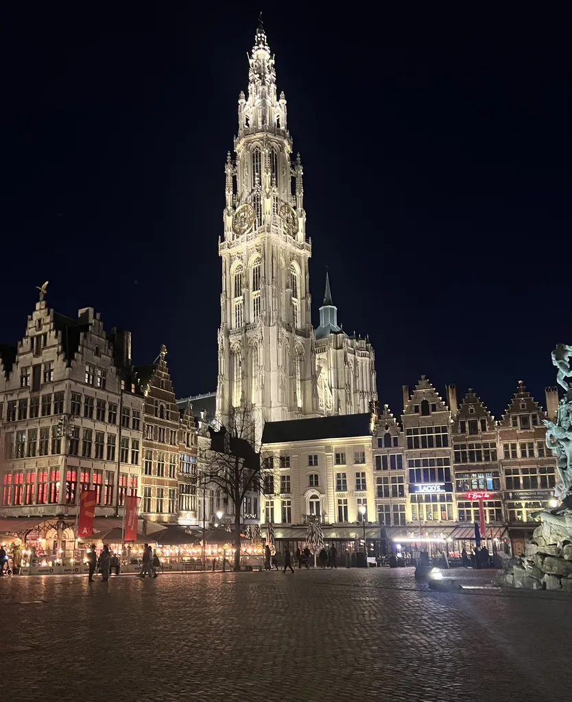 Anvers, cathédrale Notre-Dame illuminée de nuit sur la Grand-Place, ville clé d’un parcours artistique entre danse, musique et mémoire.