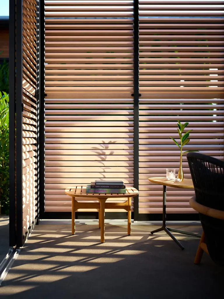 installation de panneaux en bois pour pergola dans le 13