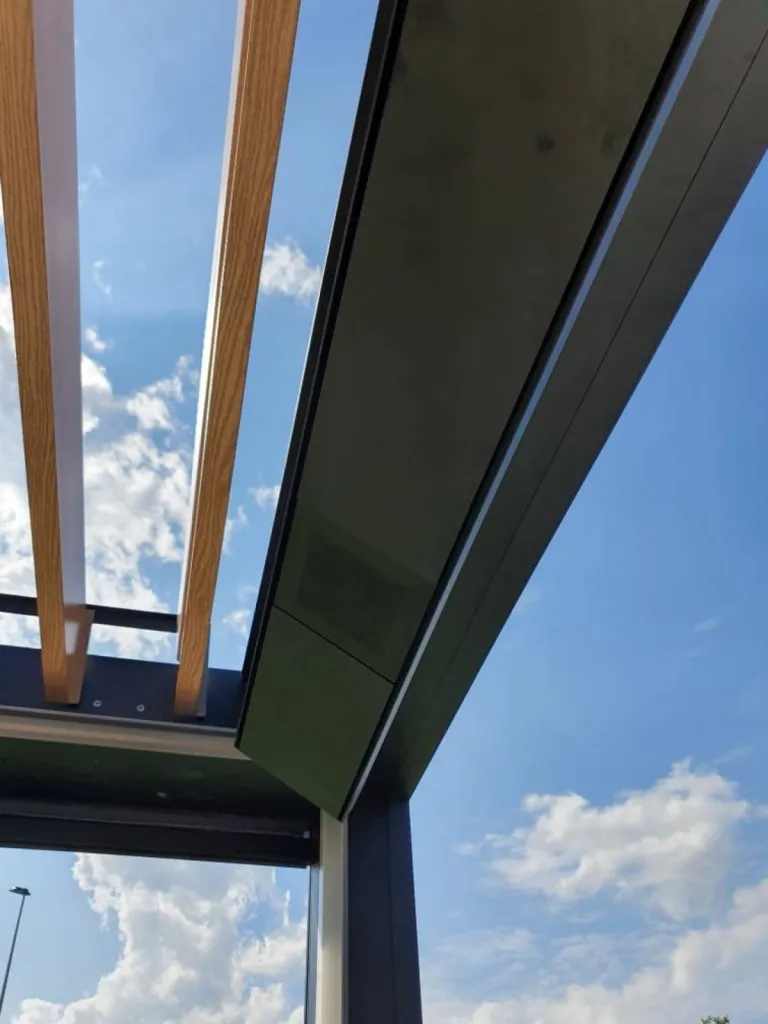 pergola bioclimatique 100 % aluminium protection solaire à aix en provence