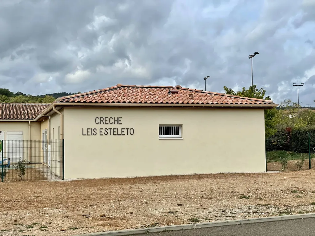 réalisation de l'agrandissement d'un bâtiment scolaire près de Brignoles 83