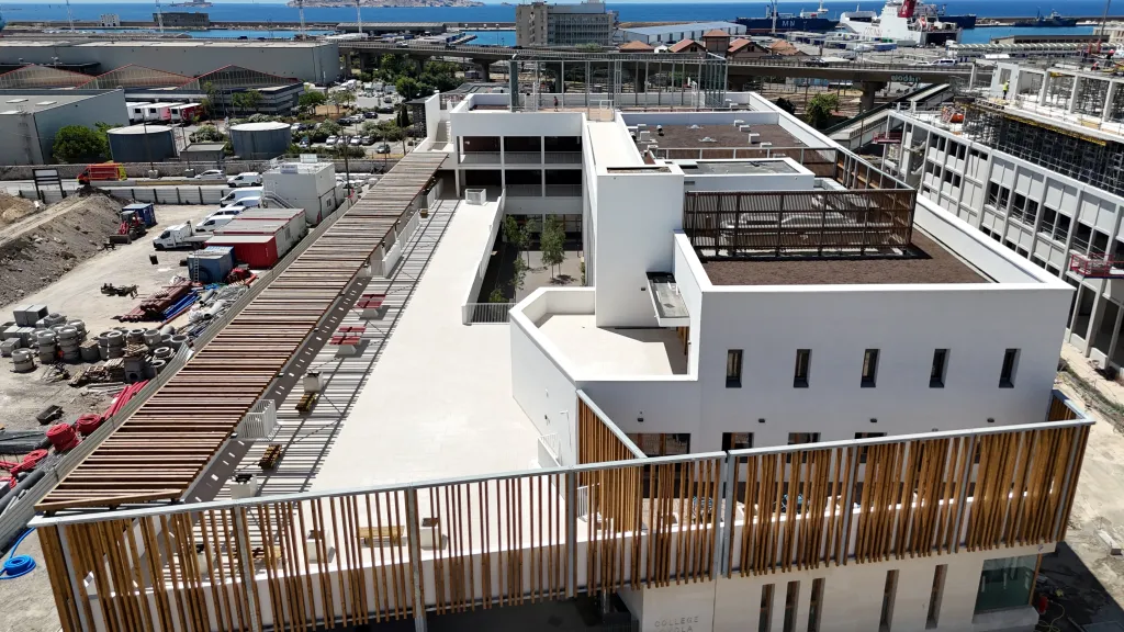 Pose d’un complexe d’étanchéité bitumineux haute performance sur dalle béton dans le cadre de la construction du collège Loyola à Marseille.