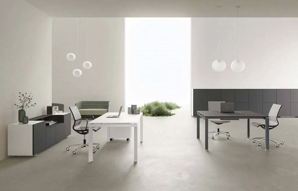 Bureau opératif avec pieds arche à Nîmes