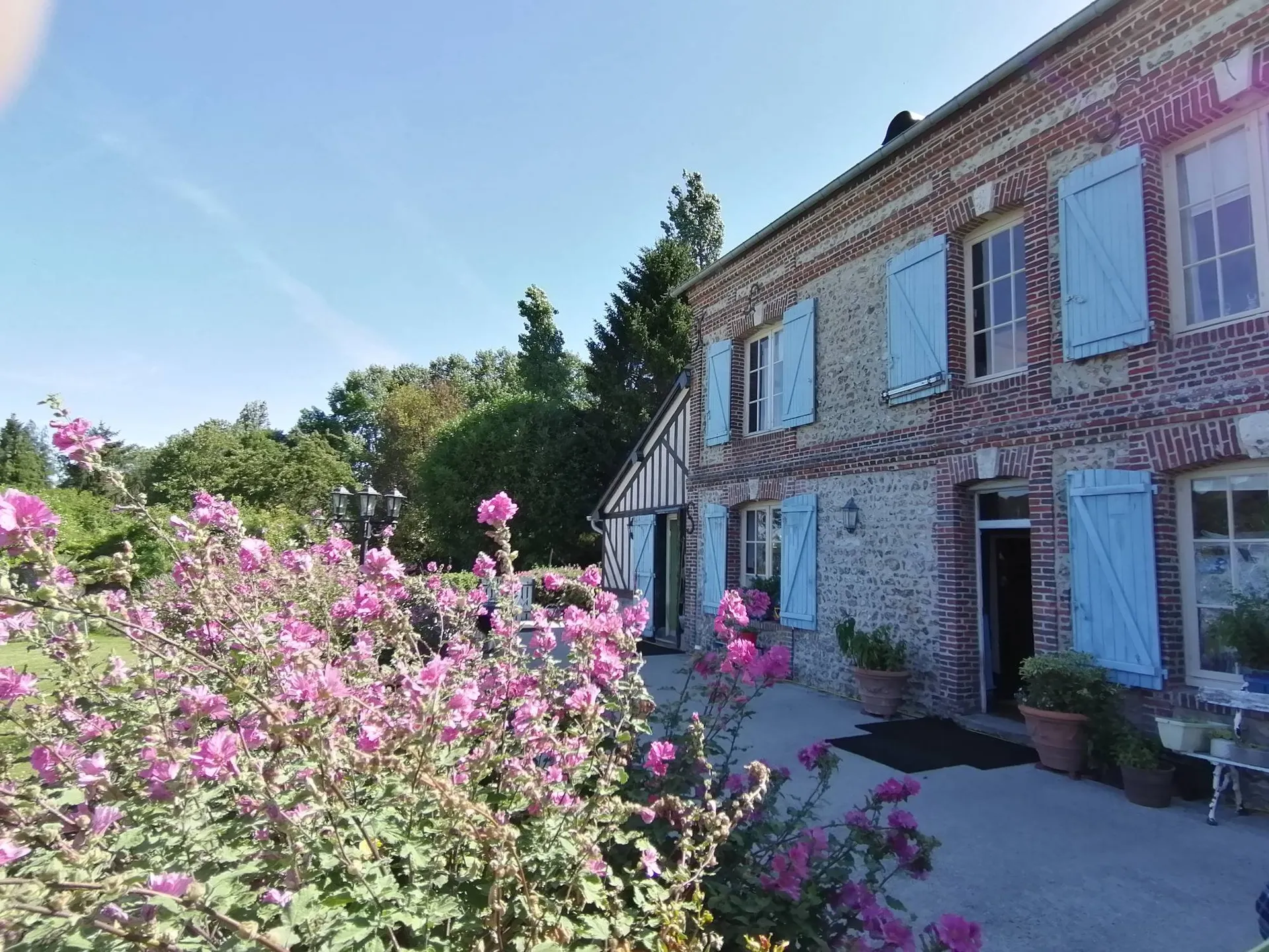 8 minutes à pied du Vieux Bassin de Honfleur. environnement exceptionnel. Propriété Normande