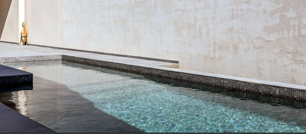 UNE PISCINE GRIS ANTHRACITE - MOSAÏQUE PHYLLITE