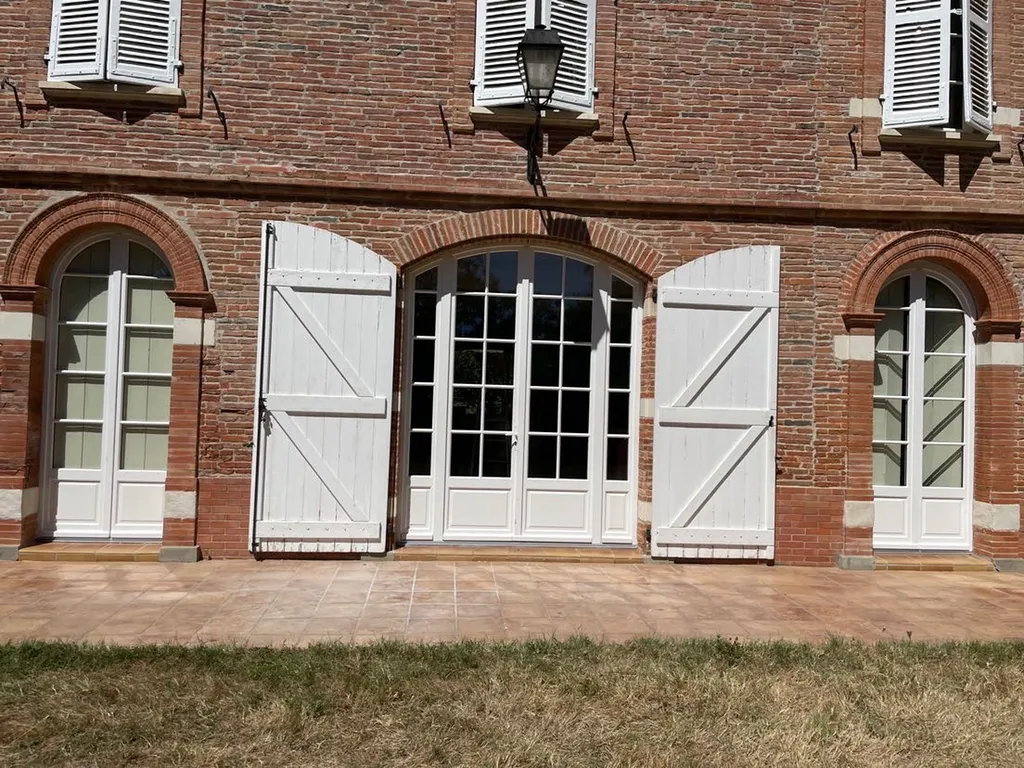 Fenêtres sur mesure : fabrication et pose par un menuisier artisan spécialisé en menuiseries bois, alu et PVC depuis plus de 40 ans à Toulouse