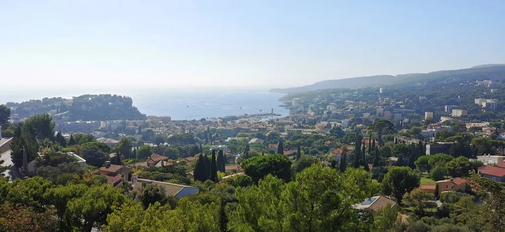 Appartement T3 Cassis refait à neuf dans résidence sécurisée de standing avec ascenseur, piscine et terrasse vue mer 