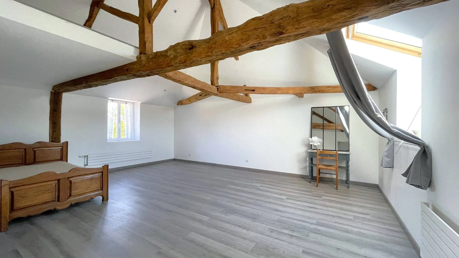 Grande maison à vendre en Normandie : cette propriété offre deux chambres avec mezzanines et un vaste palier au premier étage.