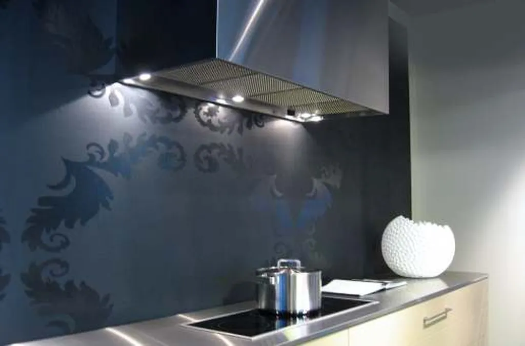 Hotte murale PSW sur plan de travail en inox Paris