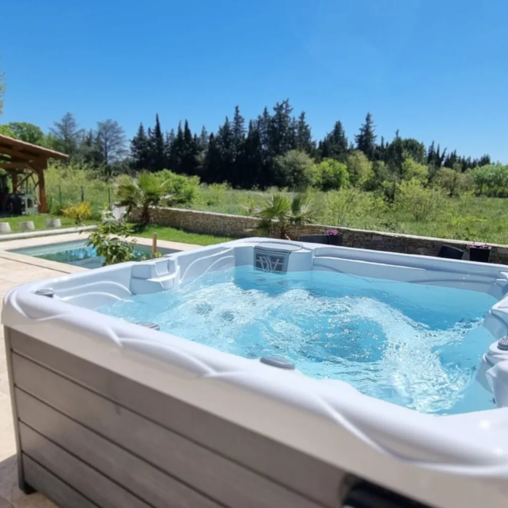 spa-jacuzzi-budapest-installation-lussan-proche-ales
