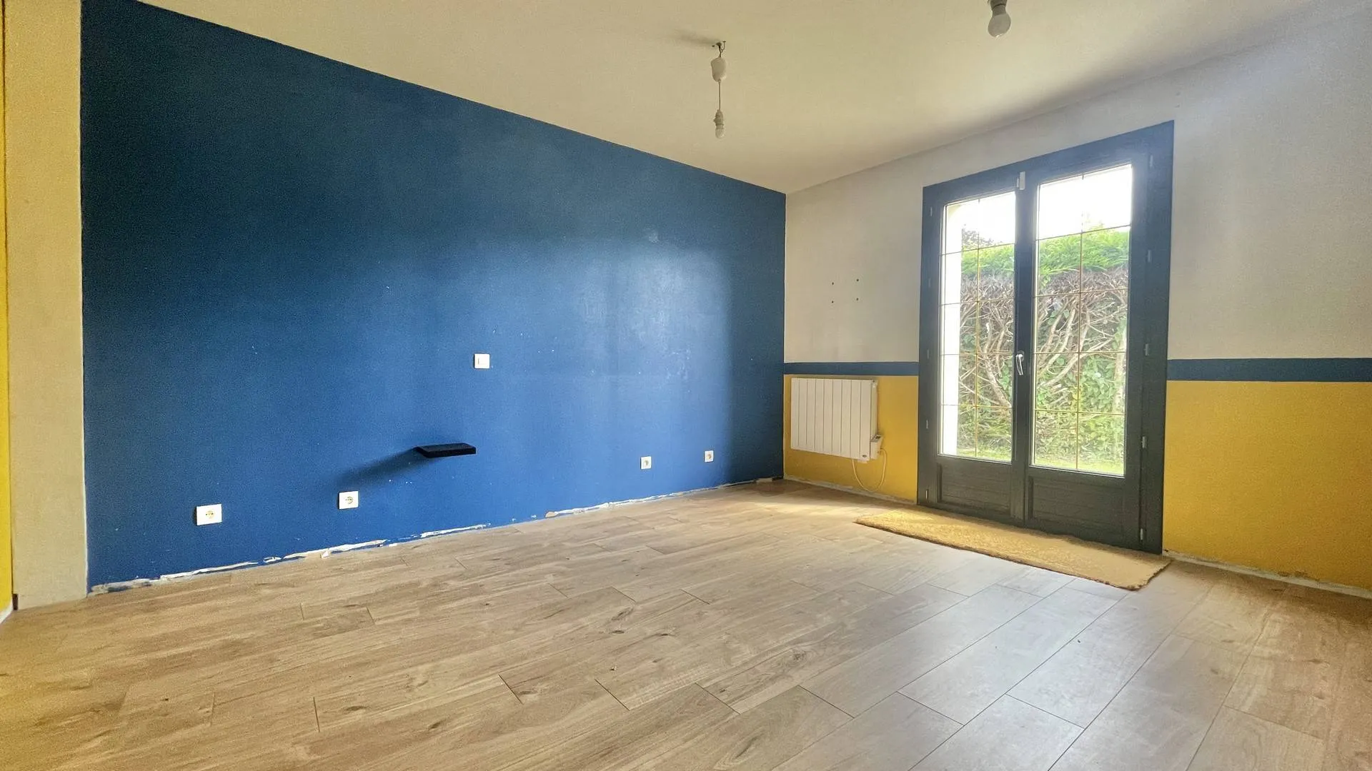 Maison moderne avec salle d'eau à vendre : Une salle d'eau contemporaine et un WC indépendant.