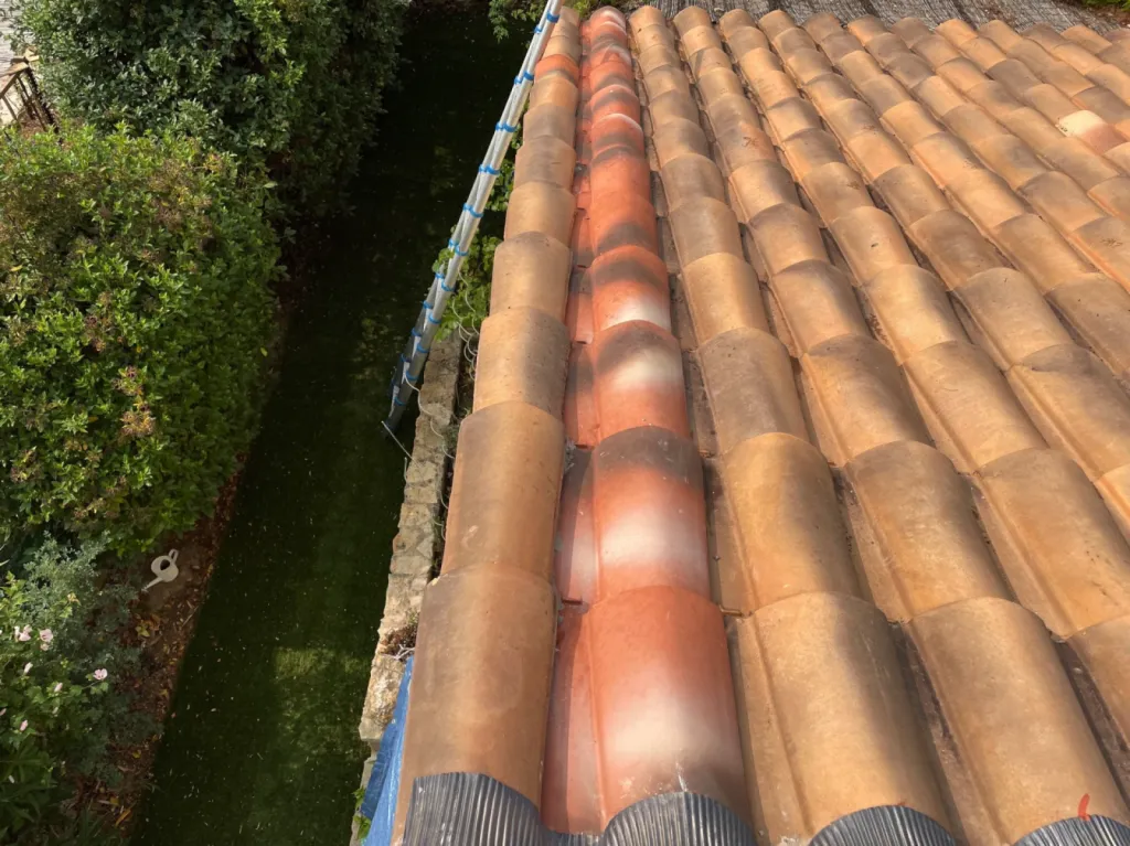 Changement d’un Faîtage avec Rive et nettoyage de toiture de maison sur Martigues