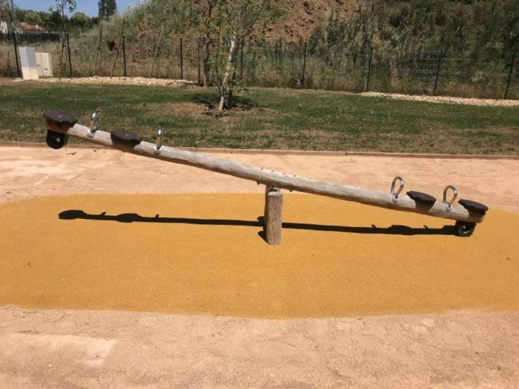 Réalisation de jeux d'enfants en robinier avec sol souple amortissant à Arnas proche de Villefranche sur Saône Rhône 69