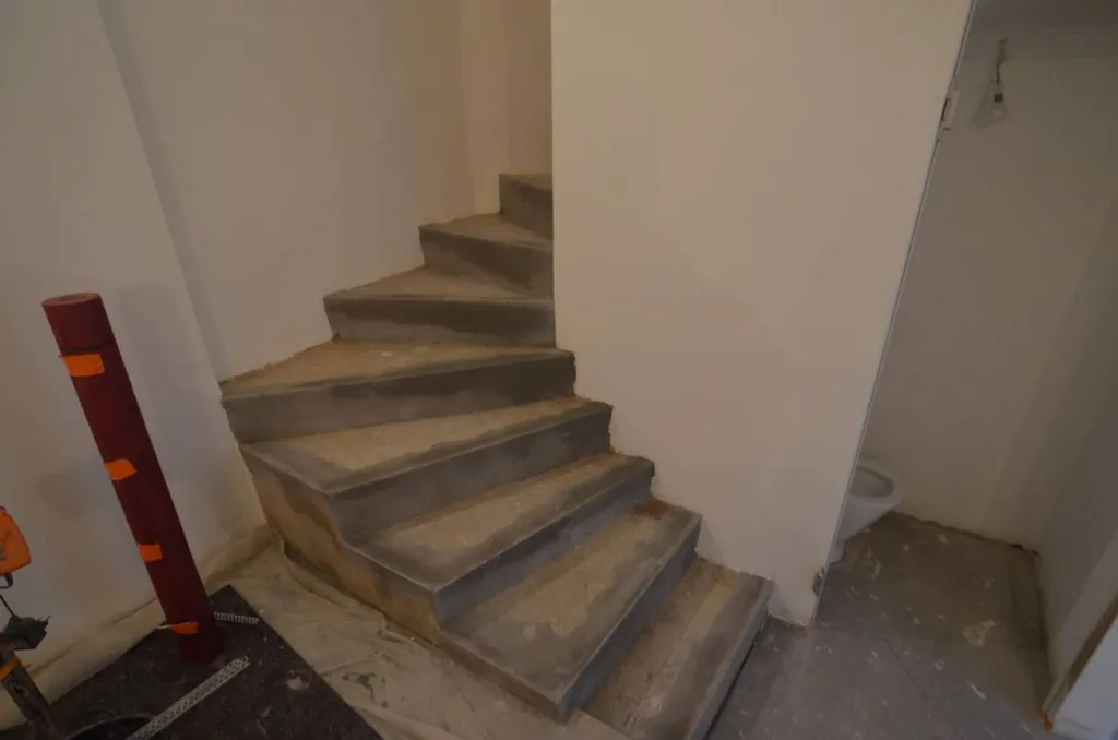 ESCALIER AVANT LE BETON CIRE