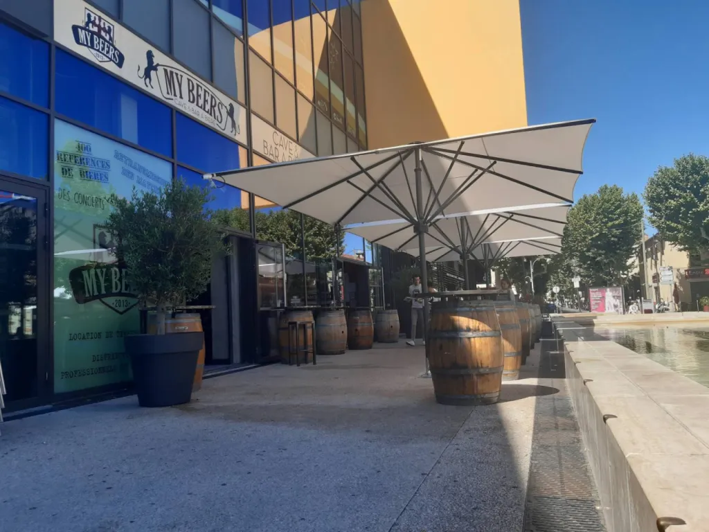 Pose de parasols avec leds sur une terrasse de bar à Salon-de-Provence (13)
