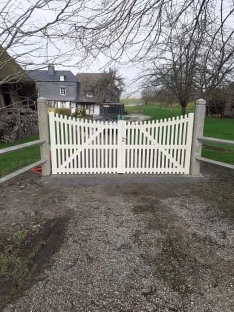 Installation de Portail PVC Battant Classique, Modèle Personnalisable Sans Entretien à Pont-l’Évêque dans le Calvados 14 et Saint-André-d'Hébertot