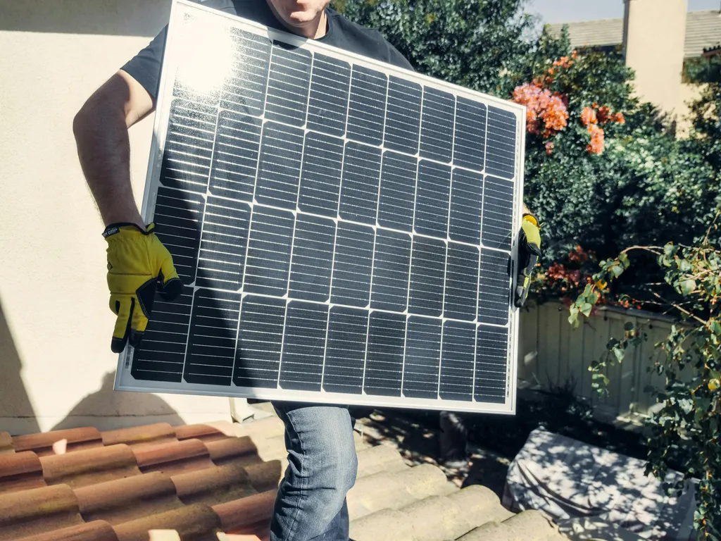 Installation sur mesure de panneaux solaires et photovoltaïques sur la toiture d'une maison de particulier située sur le Bassin d'Arcachon
