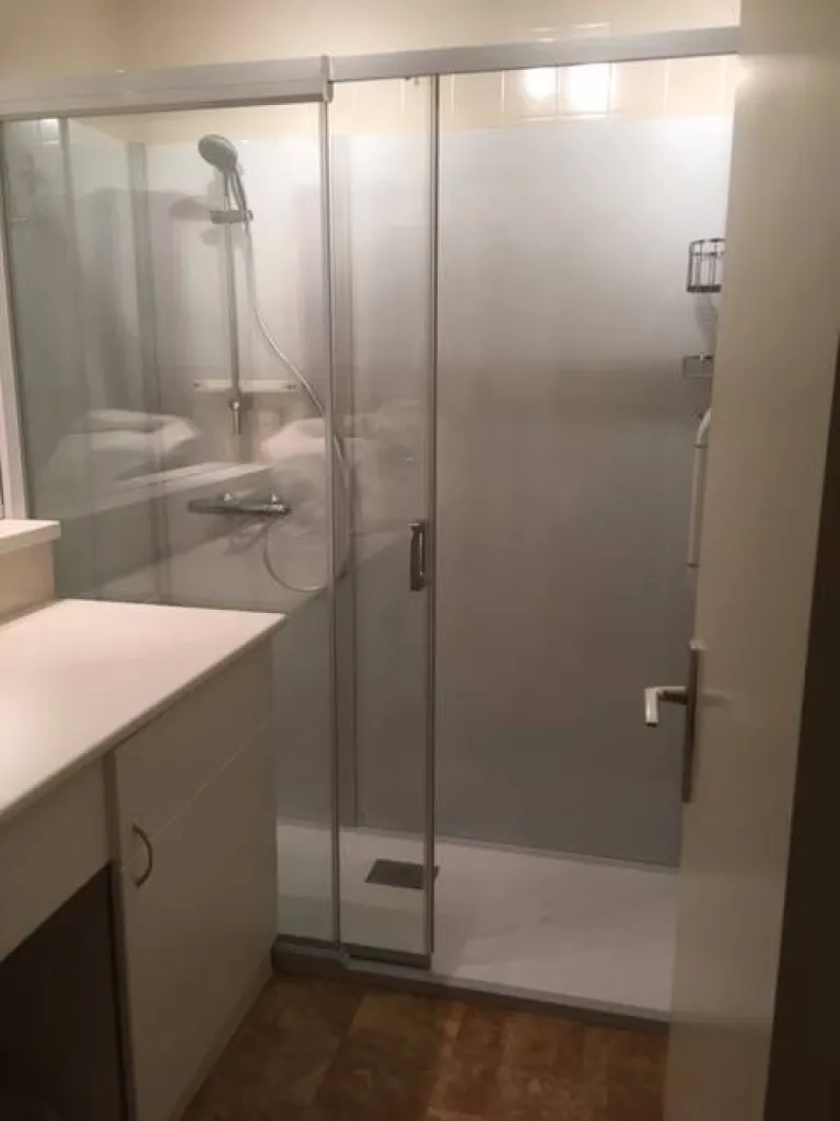 Remplacement baignoire par douche sénior sécurisée à Oullins, Rhône (69)
