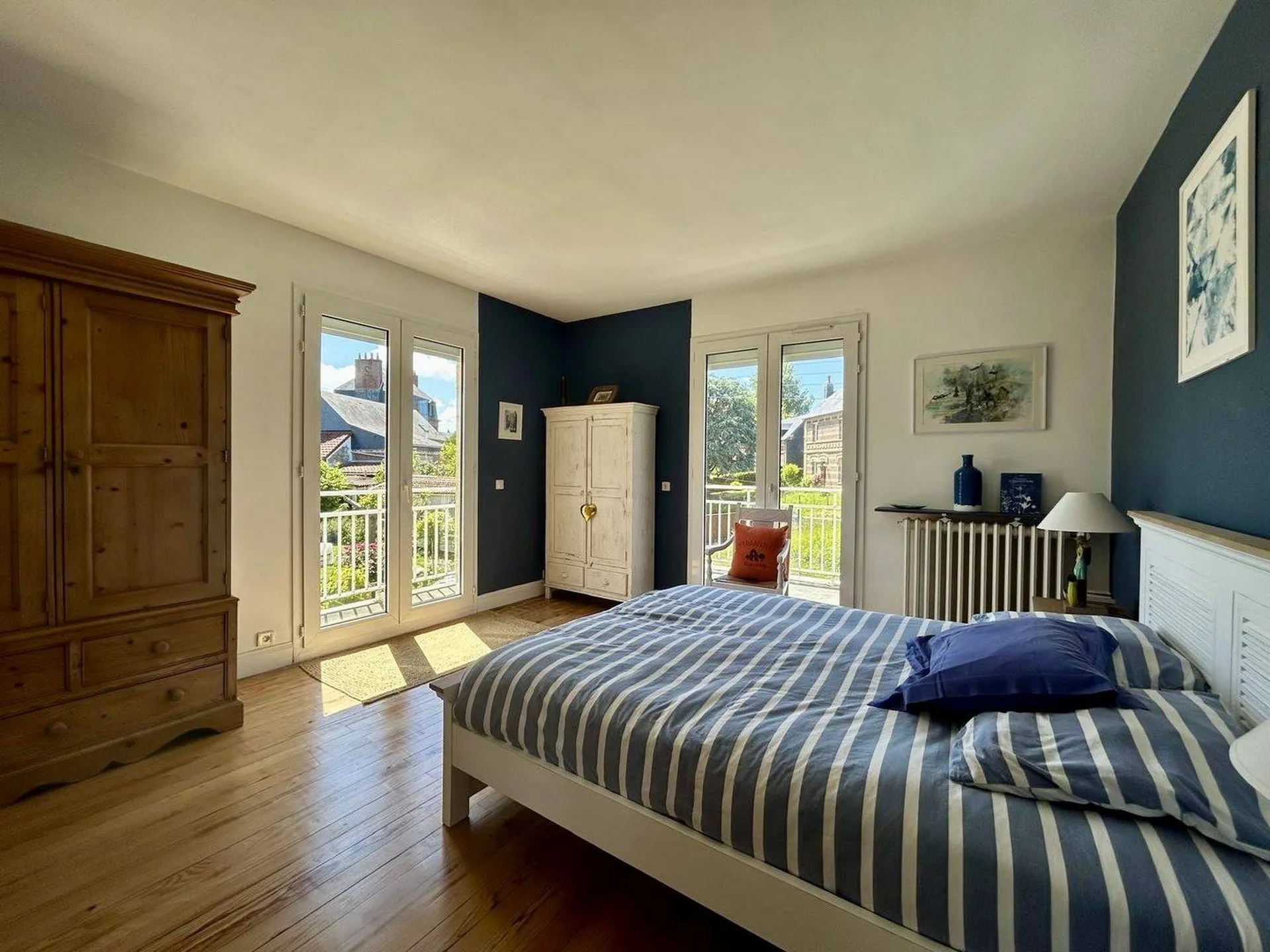 Vends : Deuxième étage avec trois chambres sous mansardes et salle d'eau avec WC, idéal pour héberger famille et invités.