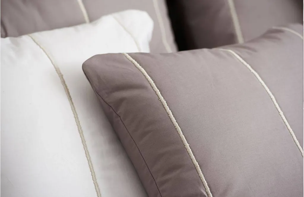 L'élégance, le raffinement de la maison Italienne de tissus et linge de maison de luxe Mastro Raphael chez Sacha le Concept Store du Luberon.