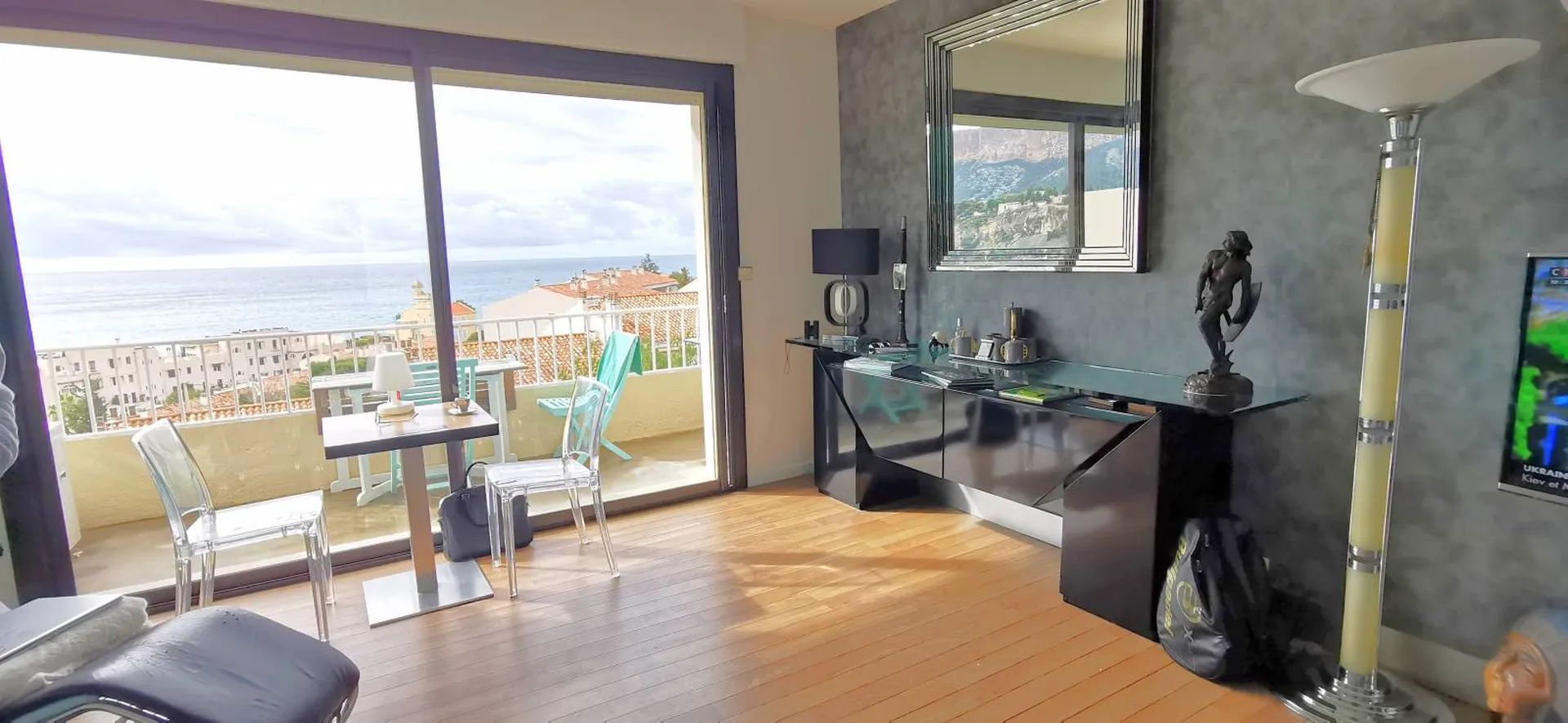 Appartement T1 Cassis  en dernier étage avec terrasse vue mer dans résidence fermée